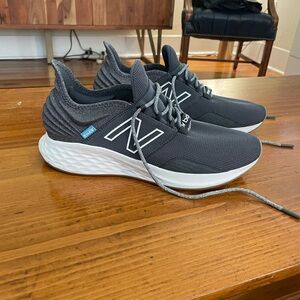 NEW BALANCE ROAV SNEAKERS